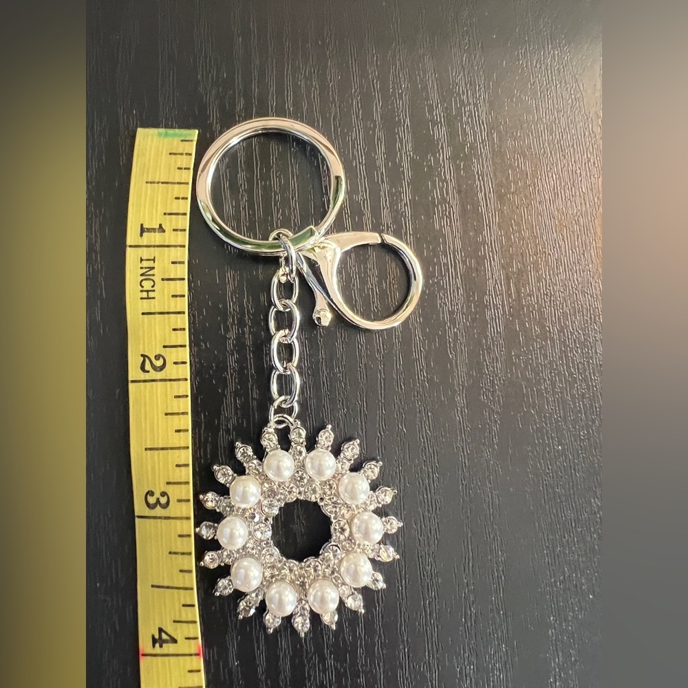 Silver faux pearl bag charm/keychain - Picture 3 of 4